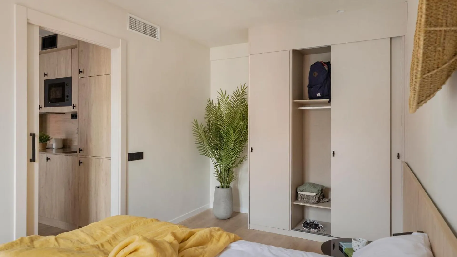 Libere Barcelona Sant Antoni Aparthotel 3*,