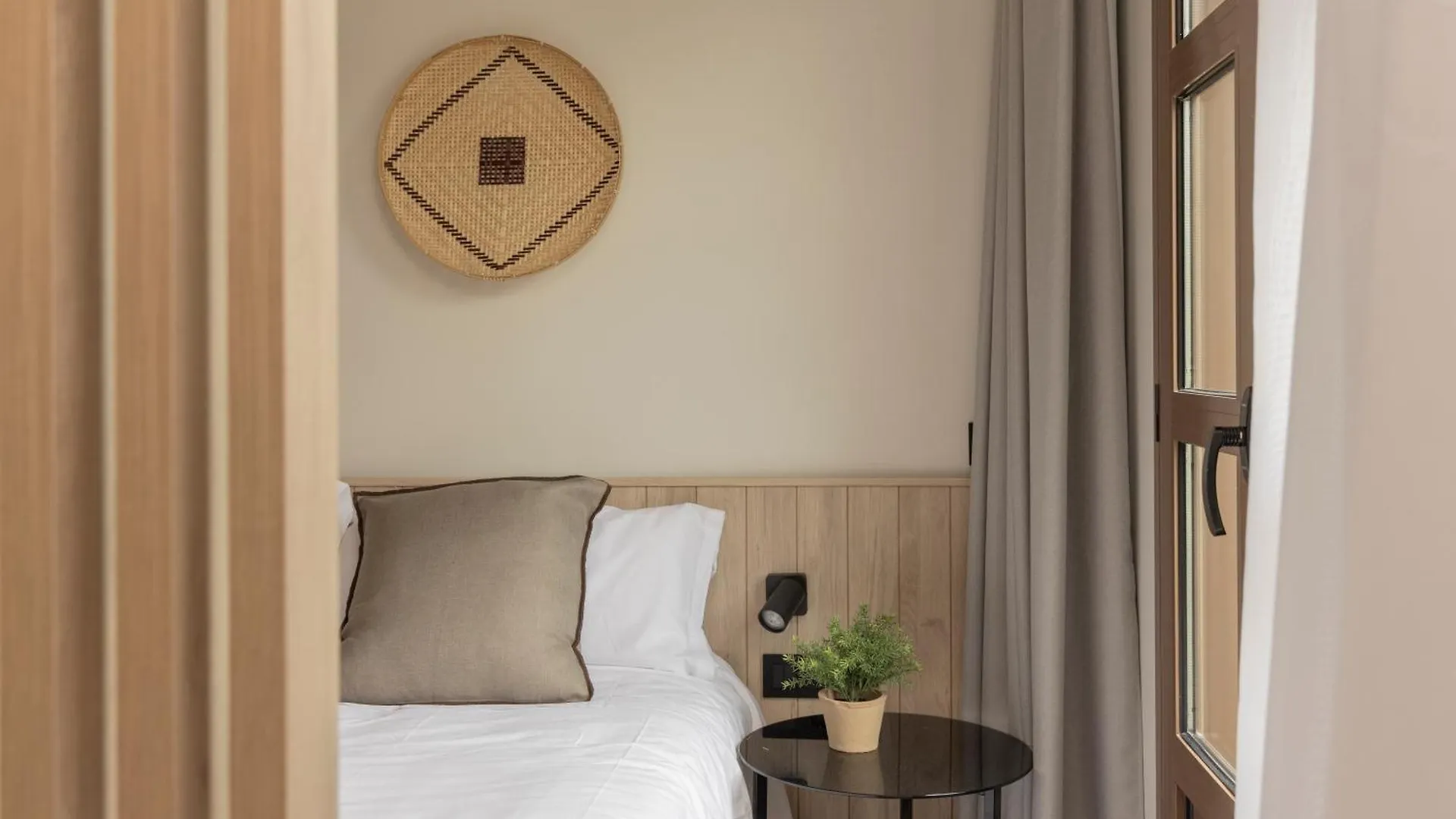 Libere Barcelona Sant Antoni Aparthotel 3*,